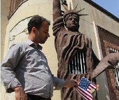 کمپین مردمی #سوزاندن بیرق شیطان در فضای مجازی فعال شد